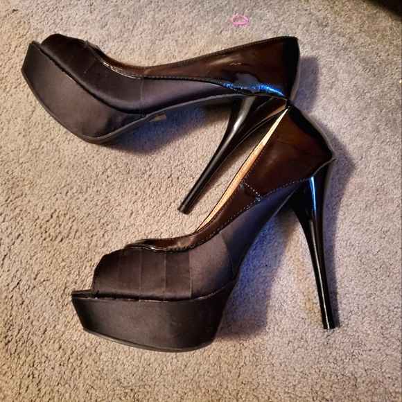 Black peep toed stilletos - Picture 1 of 3